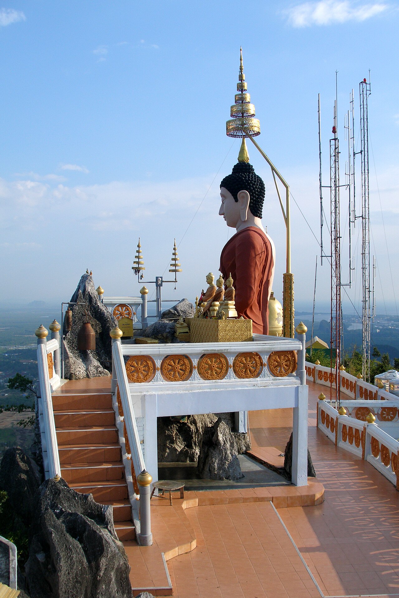 วัดถ้ำเสือ กระบี่ — บันได 1,237 ขั้น วิว 360° และข้อควรระวัง