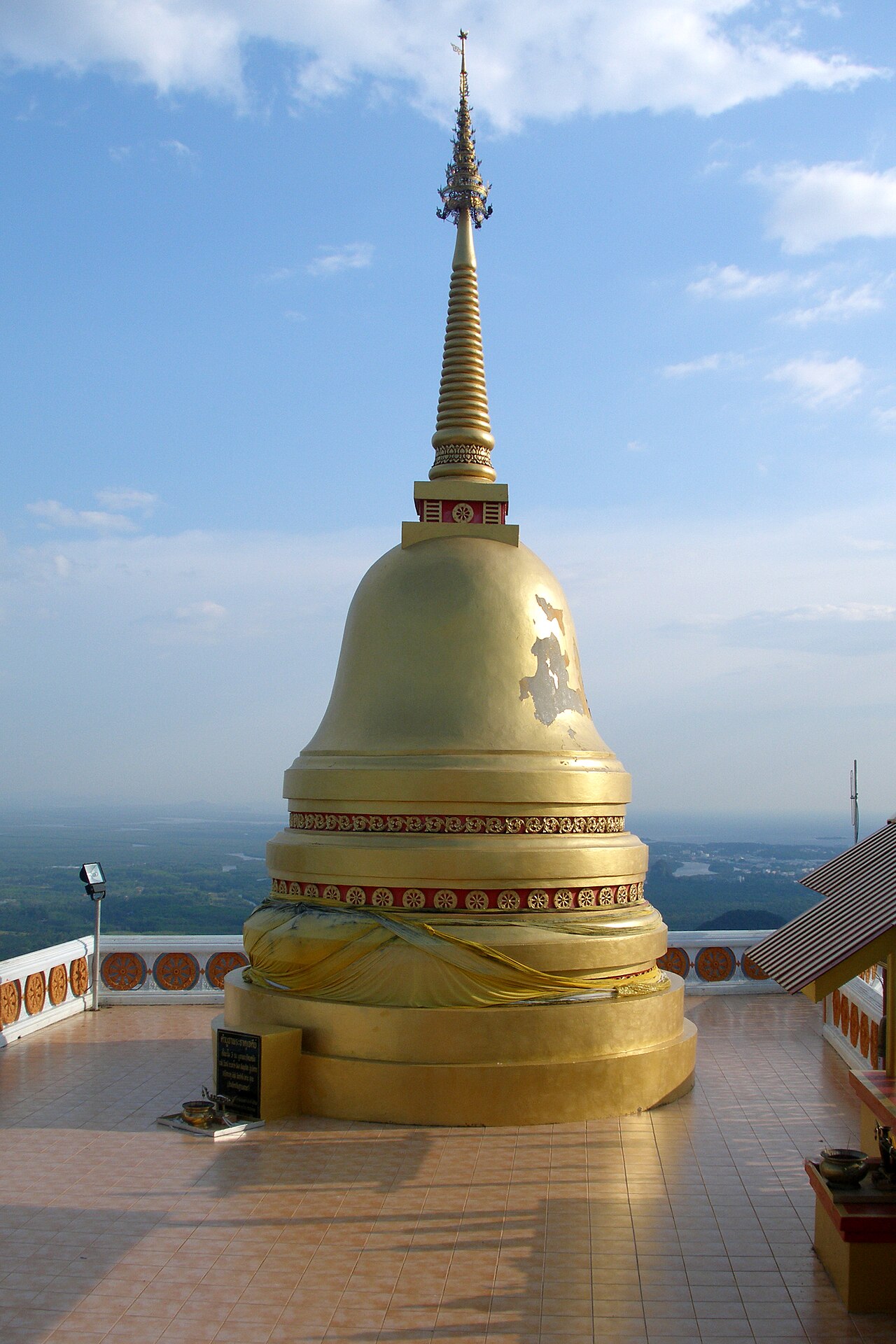 วัดถ้ำเสือ กระบี่ — บันได 1,237 ขั้น วิว 360° และข้อควรระวัง