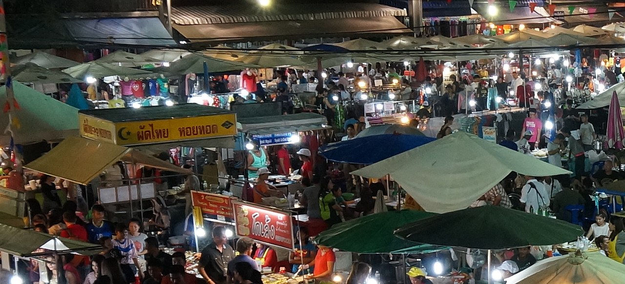 ตลาดเดินทางคืน & ถนนคนเดินกระบี่ — ของฝาก สตรีทฟู้ด