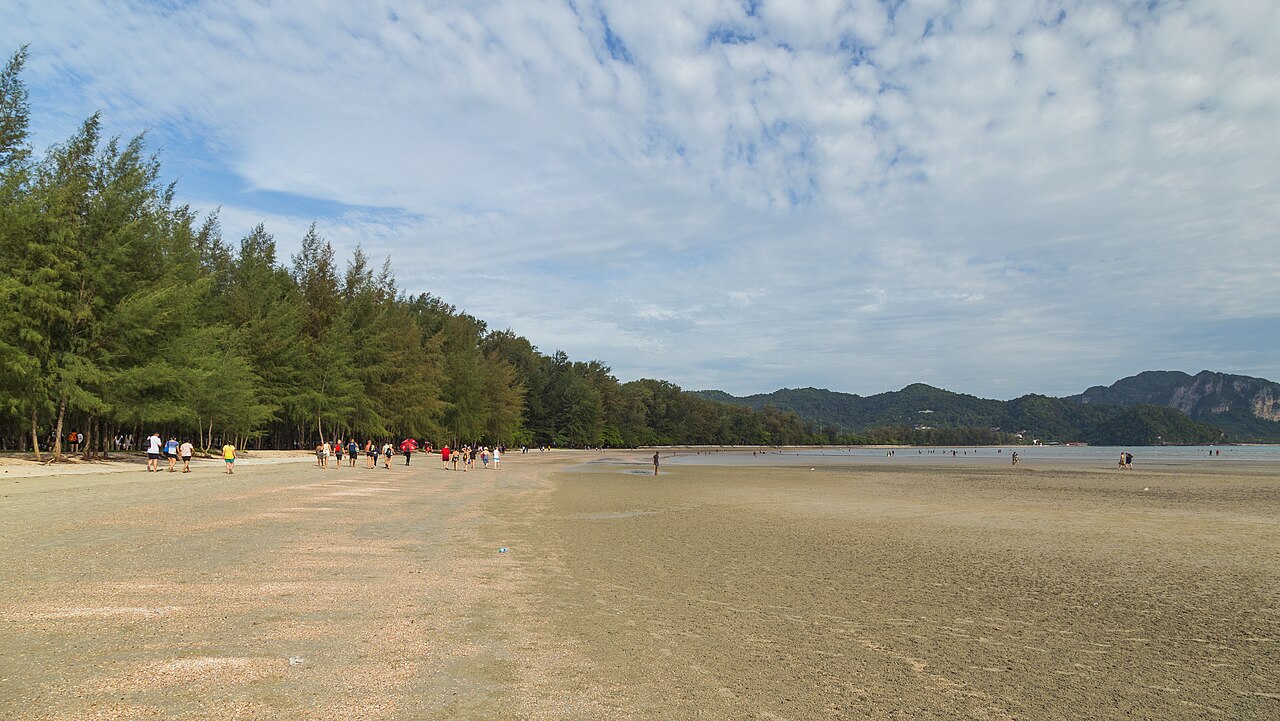 หาดนพรัตน์ธรรมชาติ — สถานที่ท่องเที่ยวสาธารณะ